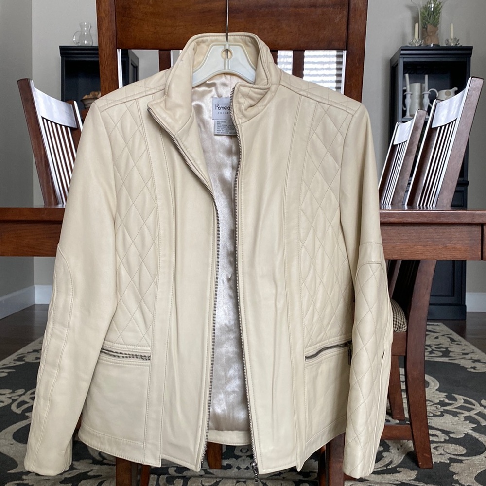 Women’s 100 percent genuine leather jacket. Size small
